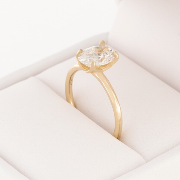 Solitario de oro amarillo 14k y diamante de laboratorio corte ovalado de 1.58