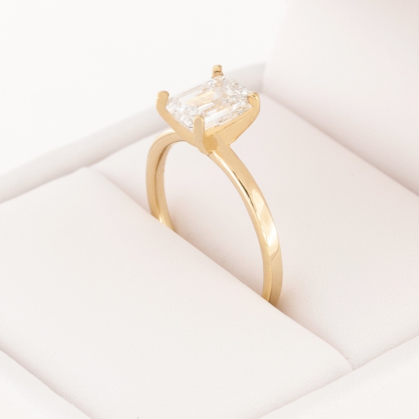 Oro amarillo corte esmeralda